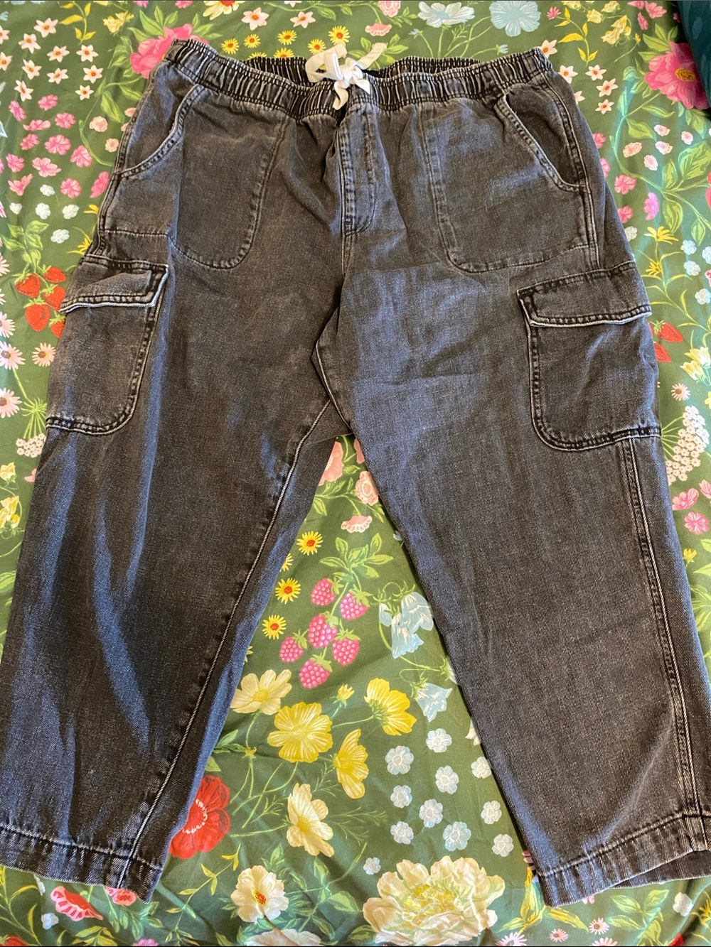 GAP Black Cropped Cargo Pull-On Pants